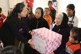 Đồng chí Nguyễn Thị Thu Hồng, Phó Chủ tịch Tổng LĐLĐ Việt Nam trao quà cho người già, trẻ em có hoàn cảnh bất hạnh tại Trung tâm Bảo trợ xã hội tỉnh.